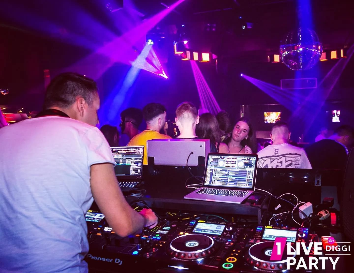DJ von hinten am Pioneer-Pult, davor Publikum unter Laserlicht, rechts der Schriftzug 1LIVE DIGGI PARTY.