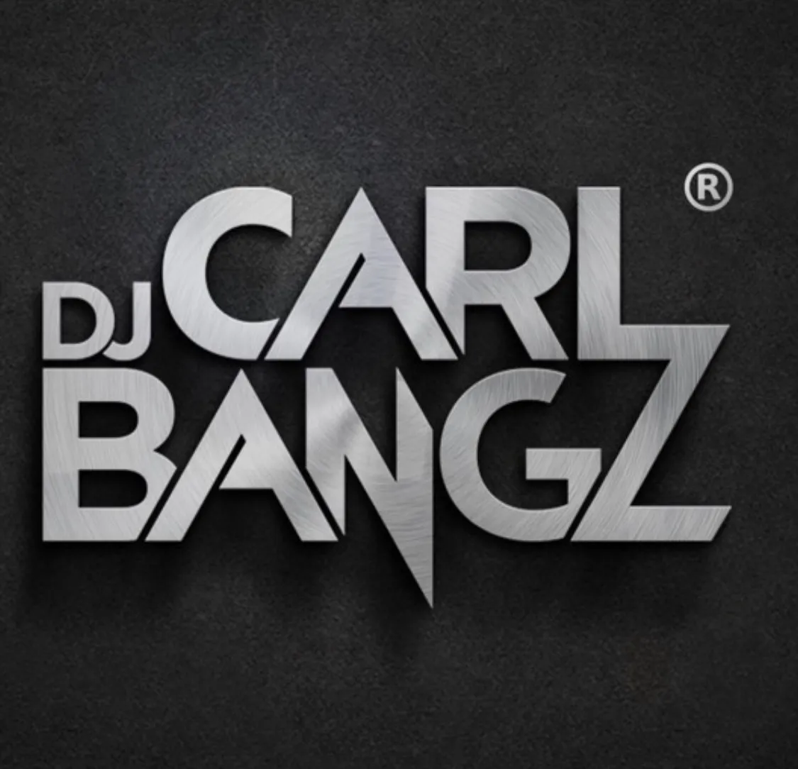 Metallischer Schriftzug DJ CARL BANGZ mit Registered-Zeichen auf dunklem Untergrund.