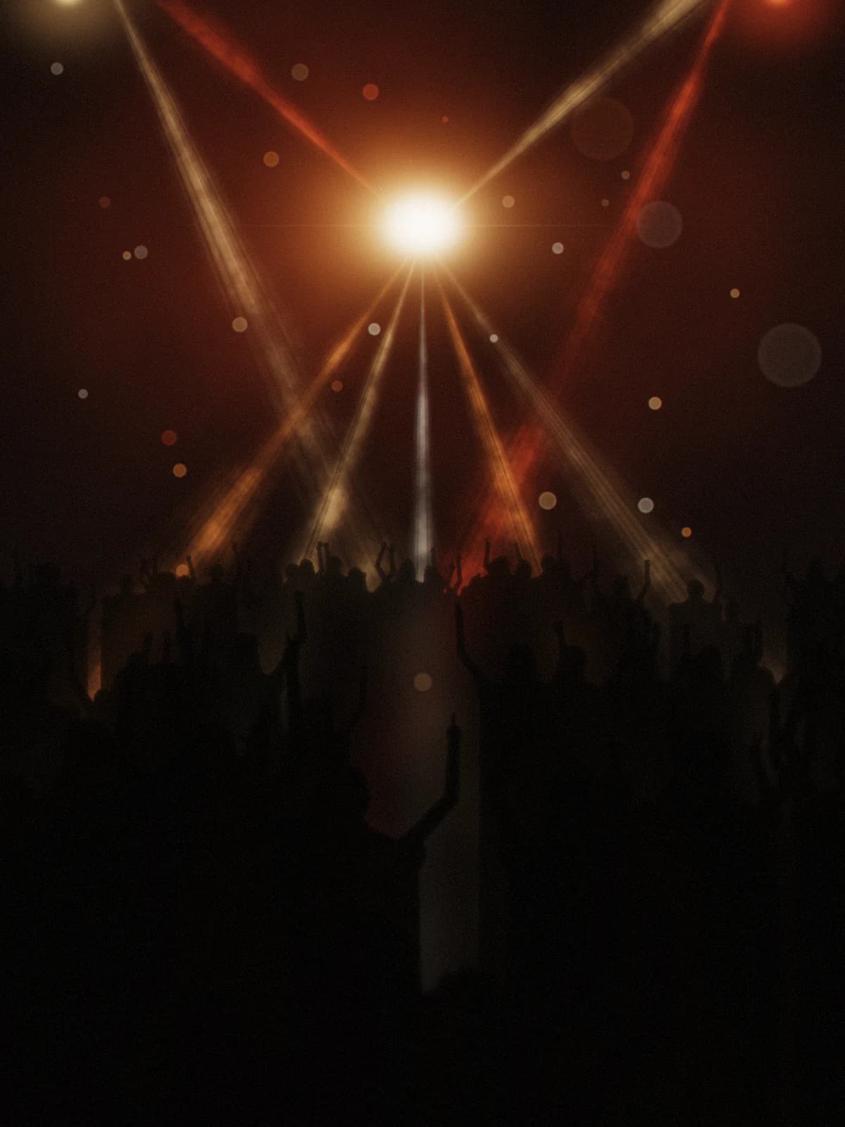 Feiernde Menge mit erhobenen Händen unter den Lichtkegeln eines Clubs.