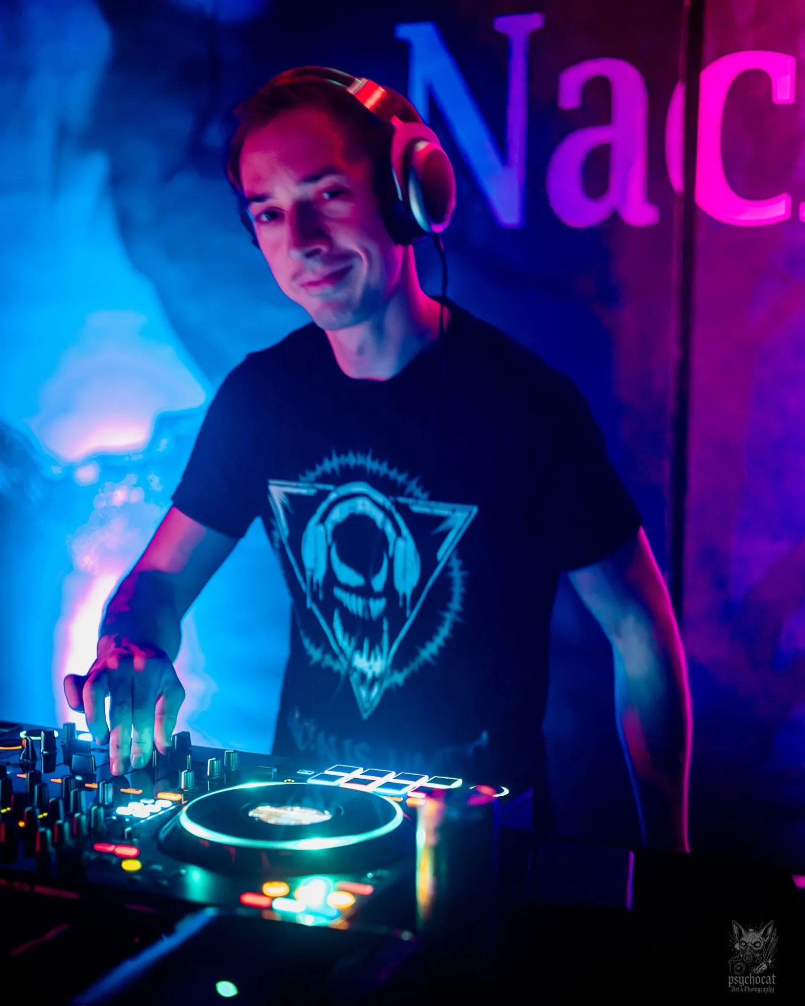 Paul Kalversberg mit Kopfhörern am DJ-Controller, lächelt in die Kamera